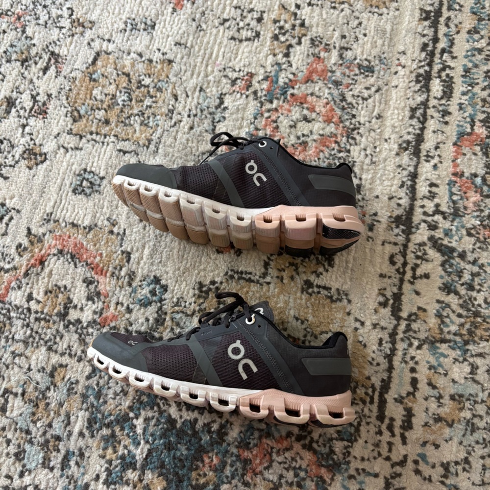on cloud womens cloudflow 3.0 (rock gray rose)